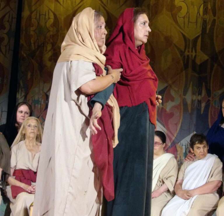 'Troyanas. Mujeres en guerra' baja el telón en Ribera del Fresno dejando un legado de emoción, inclusión y compromiso colectivo