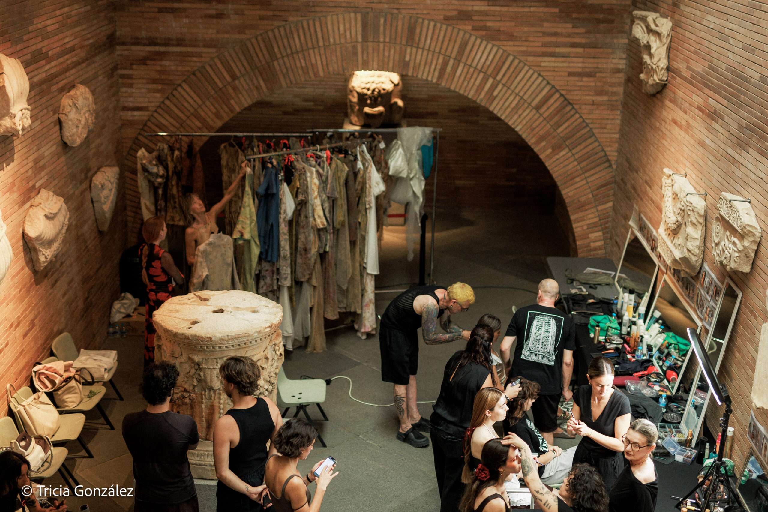 El proyecto de Carmen Fernández 'Micropaisajes' convierte el Museo Nacional de Arte Romano de Mérida en un escenario de moda, arte y paisaje extremeño