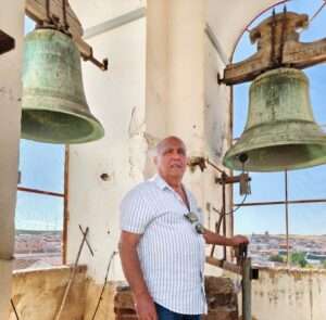 Sesenta años después Manuel Pozo, antiguo monaguillo, vuelve a subir al campanario de Ribera para revivir la memoria de toda una generación