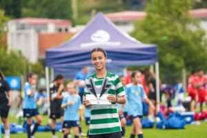 La ribereña María Nogales conquista la Donosti Cup y recibe el primer Premio Vicky López a la futbolista con mayor proyección del torneo