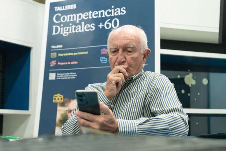 Fundación La Caixa y Red.es forman a un millar de extremeños en competencias digitales