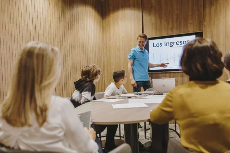 Medio millar de estudiantes extremeños recibe formación financiera gracias a CaixaBank
