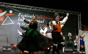 Ribera del Fresno abre al mundo las puertas de su tradición con la gala del XLII Festival Folklórico Internacional de la Baja Extremadura