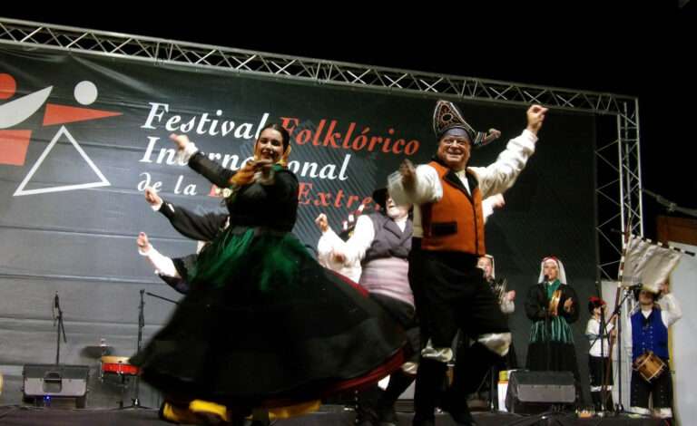Ribera del Fresno abre al mundo las puertas de su tradición con la gala del XLII Festival Folklórico Internacional de la Baja Extremadura