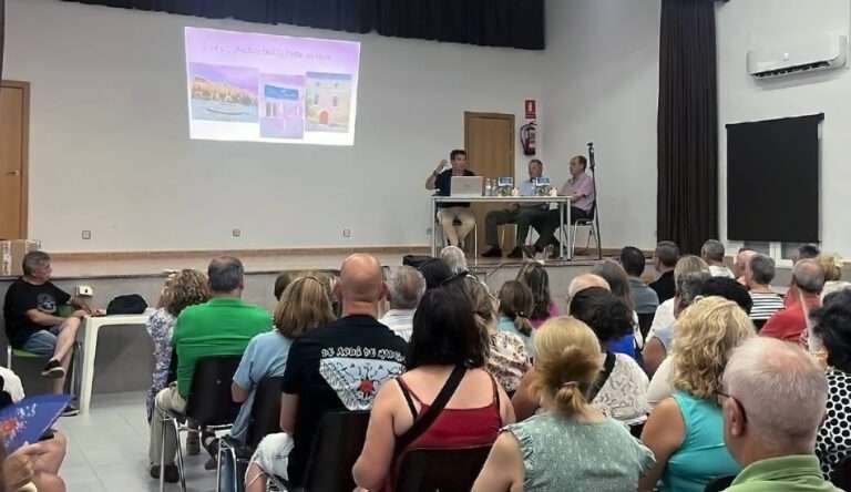 El Ayuntamiento de Zarza la Mayor acoge la presentación de un libro sobre la identidad y la historia de la localidad
