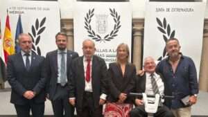 Ángel Juanes, Ángela Gómez-Rodulfo, Cocemfe Cáceres y la Asociación de Vecinos Nuevo Cáceres reciben la Medalla a la Defensa de las Víctimas del Terrorismo