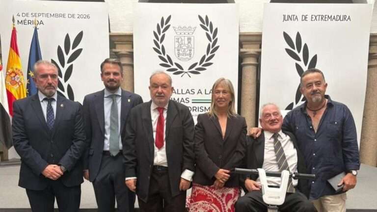Ángel Juanes, Ángela Gómez-Rodulfo, Cocemfe Cáceres y la Asociación de Vecinos Nuevo Cáceres reciben la Medalla a la Defensa de las Víctimas del Terrorismo