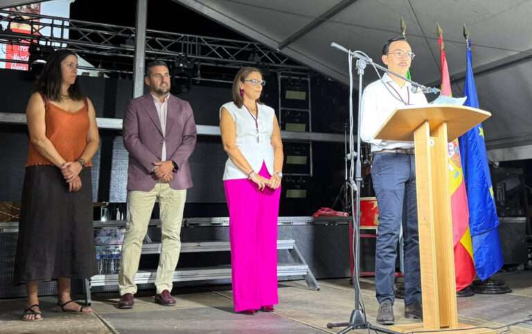 La Hermandad del Cristo reivindica la memoria y el relevo generacional en el pregón de las fiestas de Ribera