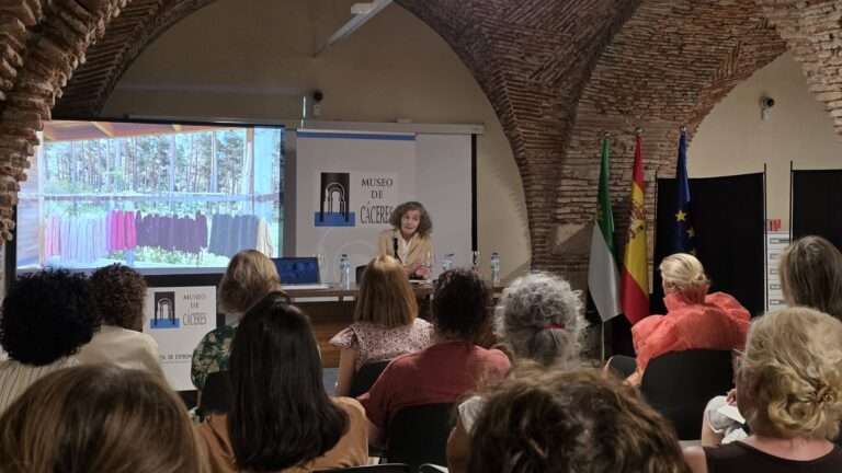 Proyecto Extremadura acerca a Cáceres el valor de los textiles y las tintas naturales con Elena Goded
