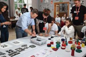 El campo de voluntariado ‘Art Brut’ reúne en Valencia de Alcántara a jóvenes y personas con discapacidad intelectual a través de la creación artística