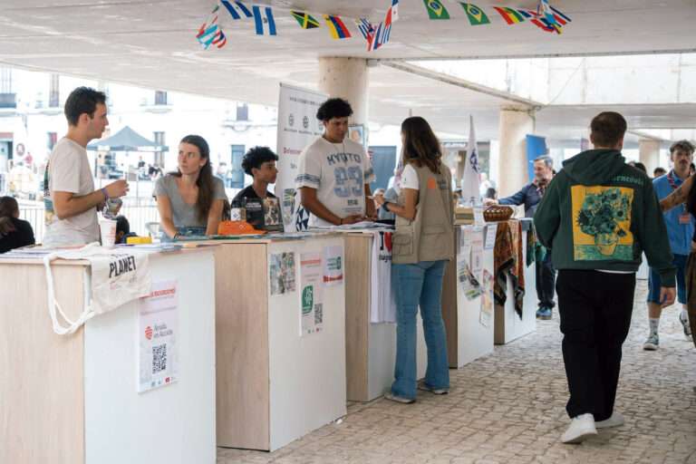 La Feria de Asociaciones pone en valor el asociacionismo juvenil extremeño
