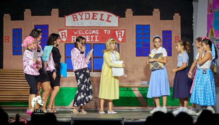 Treinta y tres niños convierten Puebla del Prior en un escenario de recuerdos con su particular 'Grease'