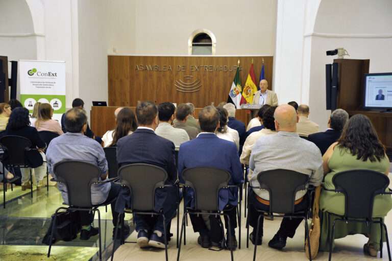 La Asamblea de Extremadura impulsa un diálogo permanente entre ciencia y política a través del programa ‘ConExt’