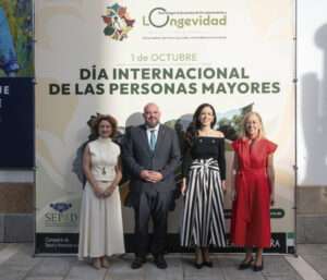 La Asamblea de Extremadura conmemora el Día de las Personas Mayores con un debate sobre el futuro de una sociedad longeva