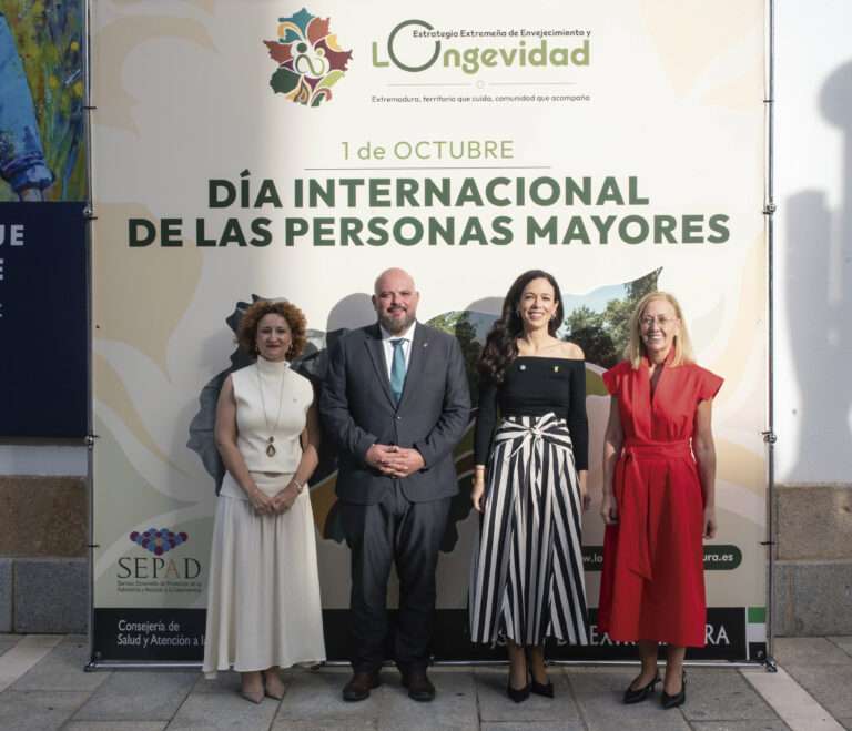 La Asamblea de Extremadura conmemora el Día de las Personas Mayores con un debate sobre el futuro de una sociedad longeva