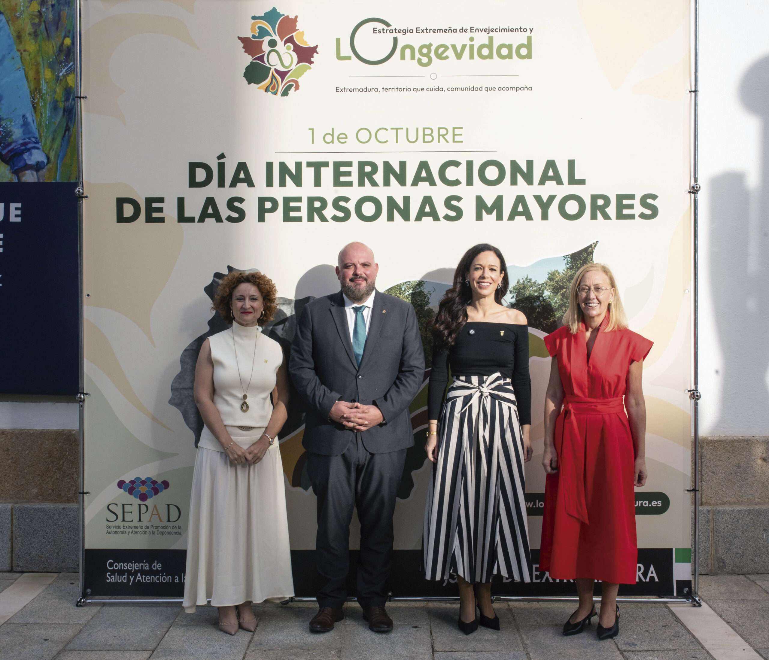 La Asamblea de Extremadura conmemora el Día de las Personas Mayores con un debate sobre el futuro de una sociedad longeva