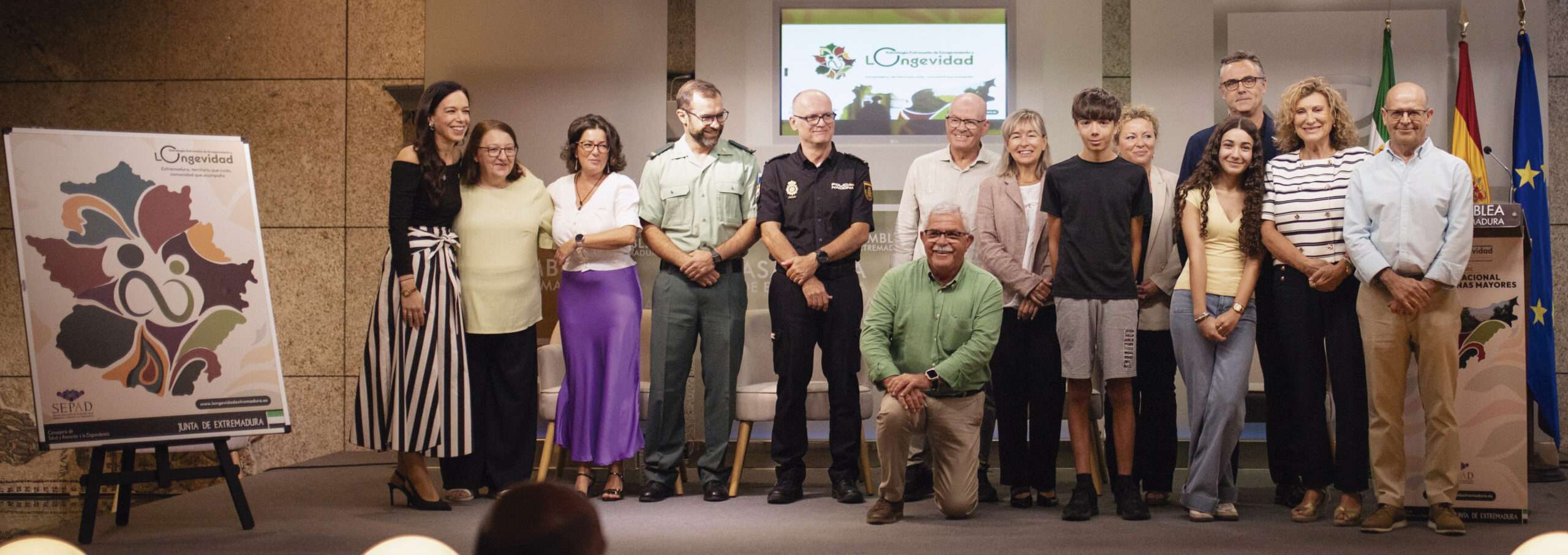 La Asamblea de Extremadura conmemora el Día de las Personas Mayores con un debate sobre el futuro de una sociedad longeva